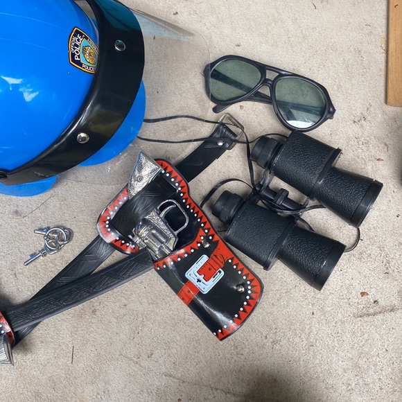 Vintage 1993 Police Play kit in Trunk - Picture 7 of 9